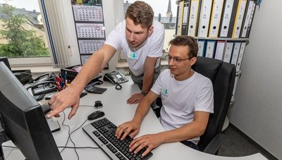 Nikita Soldatov (links) und Marek Pijala in den Geschäftsräumen ihrer Burgstädter Firma "Schülertreff". 