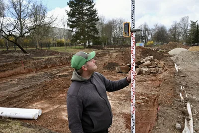 Lukas Scheurer vom Pflasterbau Siebert bei Vermessungsarbeiten im neuen Wohngebiet an der Allendestraße.