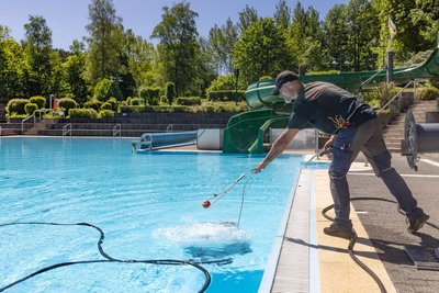 Das Buchholzer Freibad „Am Stangewald“ öffnet ab Freitag für Besucher. Im Bild: Frank Beyrich bei Vorbereitungen.