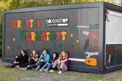 Erzieherin Johanna Schellenberg (Mitte) freut sich, wenn die Jugendlichen Finja, Saskia, Leonie und Mathilda (von links) gern Zeit im Boxenstop verbringen.