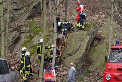 Eine 63-jährige Frau ist am Freitag von einer Felswand an der Zwickauer Mulde in Wolkenburg gerettet worden.