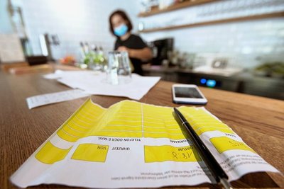 Ob Kontakterfassung per handschriftlicher Liste oder App: Vorgeschrieben ist sie im Vogtlandkreis nicht in allen Bereichen. In der Gastronomie ist sie weiterhin Pflicht, nicht aber im Einzelhandel.
