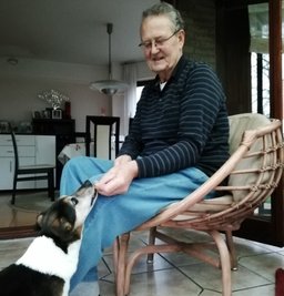 Schwimmaltmeister Frank Wiegand genießt seinen Ruhestand in seinem Haus in Zeuthen. Ins kühle Nass zieht es ihn nur noch selten - dafür lässt er lieber Hund Jaxon mit Leckerlis das Wasser im Maul zusammenlaufen. 