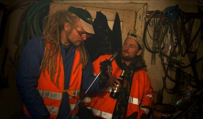 Rico Hahn spielt im Video den Moa vom STR und Fabian Schwarz ist als sein Kollege zu sehen. 