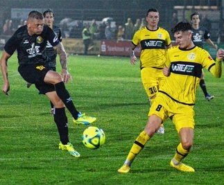 Eine Szene aus dem Hinspiel: Der Torschussversuch von Marc-Philipp Zimmermann (links) wird von Tim Limmer abgeblockt. Am dritten Spieltag der Saison entführte der VFC Plauen mit einem 3:1-Erfolg die Punkte aus Auerbach. Gelingt dem VfB am Sonntag die Revanche?