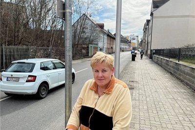 Anliegerin Petra Wappler vor dem umstrittenen Straßenabschnitt. Mittags fließt der Verkehr noch. 