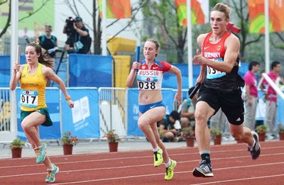 Nach Bronze in seiner Spezialdisziplin holte Kugelstoßer Merten Howe (r.) mit der gemischten Staffel Gold über 8x 100 Meter.