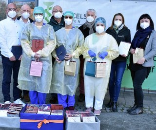 Spendenübergabe durch Vertreter der Chursachsen an das Team der Paracelsusklinik Adorf. 