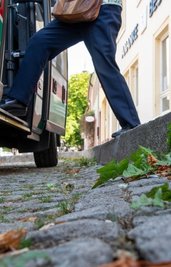 Noch ein Ärgernis: Die hohen Bordsteine am Busbahnhof. Bald wird das Areal umgestaltet.