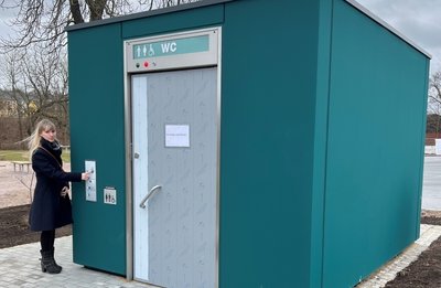 Auch Stadtsprecherin Daniela Lange hat die WC-Anlage am Schützenplatz inspiziert, die von einem Künstler noch verschönert wird. 