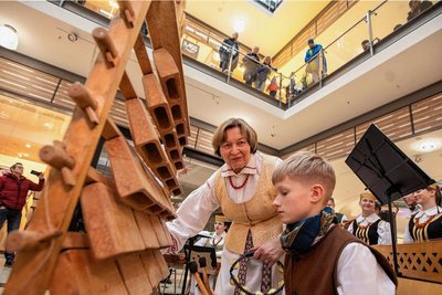 Beim Auftakt des 27. Europäischen Bauernmarkts spielte die Folkloregruppe Jovarelis aus Litauen. Sie brachte historische Instrumente mit wie das Skrabalai - eine Art Schlaginstrument aus Holzglocken.