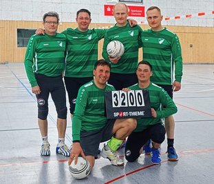 Die TSV-Faustballer Kai Vieweg, Jonny Schulze (vorn v. l.), Jens Schulze, Jörg Irmscher, Marcus Strauß und David Strauß (hinten v. l.) sind in der Bezirksliga ohne Punktverlust geblieben. 