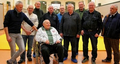 Sie freuten sich über das Wiedersehen beim JC Dynamo Oelsnitz: Peter Baumann (von links), Harry Langhammer, Ralf Geigenmüller, Johannes Bauer, Klaus Posselt, Klaus Baumann, Rainer Sünderhauf, Helmut Morgner, Klaus-Dieter Rothe und vorn im Rollstuhl Harald Fichtner.