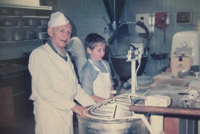 Schon als Kind stand Tobias Nönnig mit seinem Großvater in der Backstube und hat die alten Handwerkskniffe gelernt.