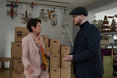 Kerstin Schöniger und Museologe Felix Rossmann im neuen Depot in der Innenstadt. Dort wird der Fundus vorübergehend gelagert, bis die Sanierungsarbeiten im Museum abgeschlossen sind.