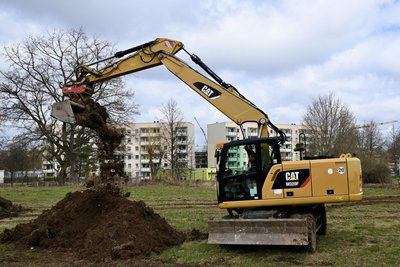 Der erste Bagger ist angerückt und hebt den Grund für die Straße aus.
