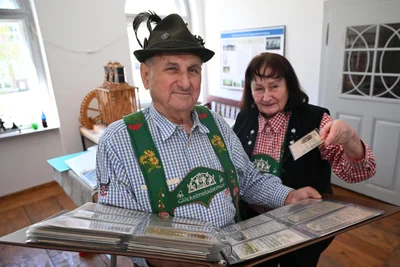 Gottfried Pöhler (l.) und Christel Brückner haben beim Treffen musiziert und ihre Grenzlandlieder-Karten in die Runde gegeben.