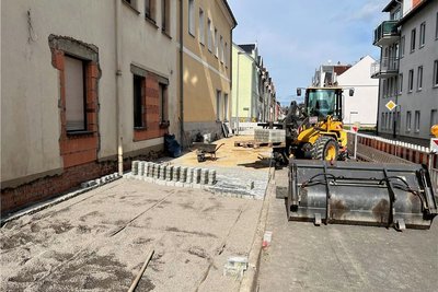 2019 wurde die Leipziger Straße ausgebaut. Nun wird stadteinwärts ein Teil des Fußwegs in Ordnung gebracht.