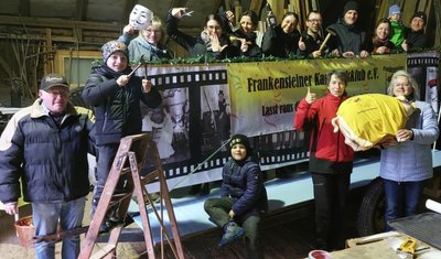 In Frankenstein haben die Karnevalisten den Straßenumzug vorbereitet. Am Sonntag wurden die Festwagen geschmückt. 