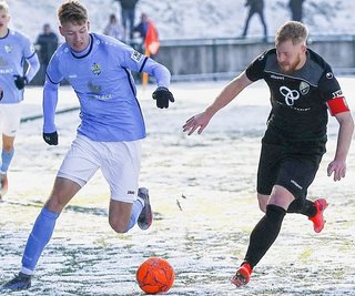Michel Ulrich vom CFC - hier im Zweikampf mit dem Freitaler Robin Fluß (r.) während des Sachsenpokalspiels im vergangenen November - erhält beim BFC Dynamo eine Einsatzchance. 