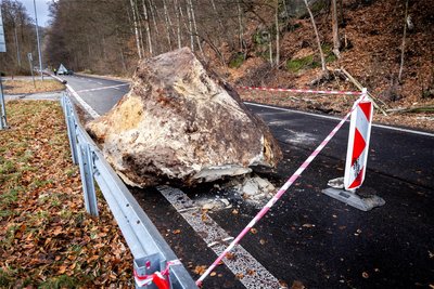 Dieser Felsblock krachte nur wenige Meter hinter der sächsischen Grenze etwa 200 Meter in die Tiefe und knallte auf den Asphalt.