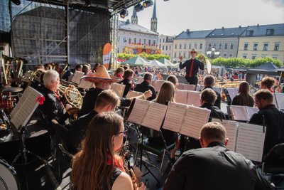 Ein Klangkörper von mehreren in Oelsnitz: Die Stadtkapelle gab anlässlich ihres 30-jährigen Jubiläums ein Konzert beim Sperkenfest 2025.