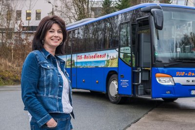 Susanne Helbig von der Firma TJS Reisedienst hat eine Auszeichnung für 20 Jahre unfallfreies Fahren als Busfahrerin bekommen.