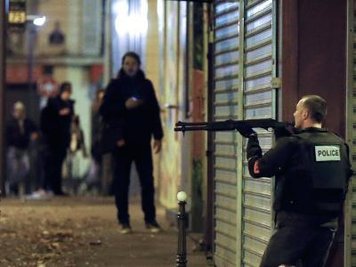 In Deckung: Ein französischer Polizist nahe dem Restaurant "Le Petit Cambodge".