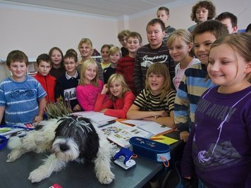 
              <p class="artikelinhalt">Die Schüler haben Hütehund Anton in ihre Herzen geschlossen.</p>
            