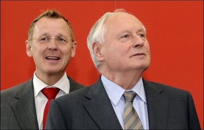 Die Linke muss sich nach Einschätzung ihres Thüringer Fraktionsvorsitzenden Bodo Ramelow (l.) gezielt auf die Zeit nach Oskar Lafontaine (r.)vorbereiten, unabhängig von der Krebserkrankung des Parteichefs. "Es muss sowieso ohne Lafontaine gehen. Das hat nichts mit seiner Krebsoperation zu tun", sagte Ramelow der "Leipziger Volkszeitung". (Archivfoto)