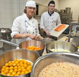 Carry Büttner und Mathias Knoll vertraten das Schneeberger Berufsschulzentrum beim Jugendwettbewerb für drei Berufe in der Küche. 