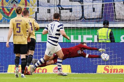 Noch dran, aber trotzdem drin: Aues Torwart Martin Männel kann Benjamin Girths Kopfball nicht mehr abwehren. 