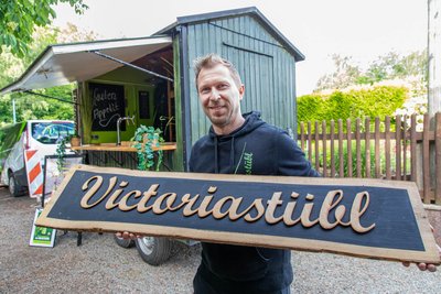 Bei Events wie Stadtfesten oder Firmenfeiern ist das Team des Victoriastübls um Mike Gläser mit dem Imbisswagen unterwegs.