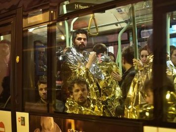 Überlebende werden aus der Umgebung der Pariser Konzerthalle Bataclan weggebracht, wo die Terroristen um sich geschossen hatten.