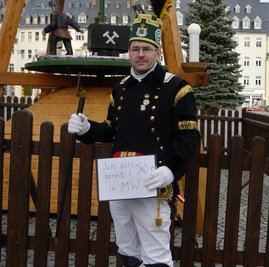 Am zweiten Adventssonntag stand Gerold Riedl vor der Weihnachtspyramide auf dem Markt in Mittweida. Dieses Bild soll nun Teil einer virtuellen Bergparade werden. 