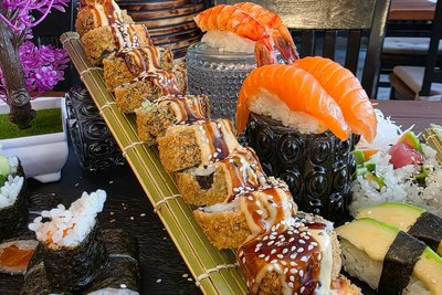 Das asiatische Restaurant „Yum Yum Quan“ in Oelsnitz bietet verschiedene Sushi-Gerichte mit speziellen Soßen an.