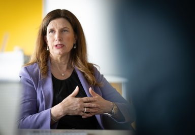 Commerzbank-Chefin Bettina Orlopp erklärt, wie sie eine Übernahme durch die Unicredit abwehren will.