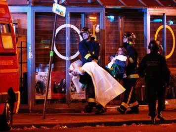 Verwundete werden aus der Konzerthalle Bataclan in Sicherheit gebracht.
