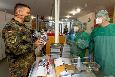 Jörn Hebestreit besuchte Heiligabend Oberstabsgefreiter Maximilian Trautmann (aus Bad Salzungen) und Stabsunteroffizier Felix Burger (Erfurt, v. l.). Beide Soldaten arbeiten auf der abgeriegelten Coronastation im Erzgebirgsklinikum. Sie stehen deshalb hinter einer Glasscheibe.
