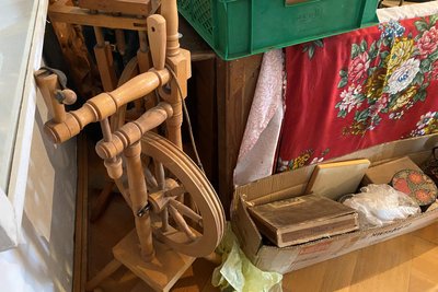 Spinnräder gibt es gleich mehrere im Museum Göltzsch. Wohin mit ihnen?