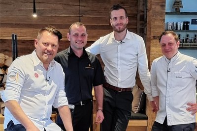Ein Bild von den Dreharbeiten im Tannenhaus Schöneck: TV-Koch Mike Süsser, Serviceleiter Roman Müller, Geschäftsführer Tobias Werner und Küchenchef René Eibisch.