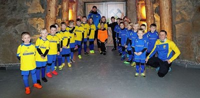 Mit zwei Bussen ging es für die F-Junioren nach Aue, wo die Mädchen und Jungen beim Drittligaspiel zwischen dem FC Erzgebirge Aue und dem SC Freiburg II die beiden Teams als Einlaufkids vor großer Kulisse auf den Platz begleiteten. 