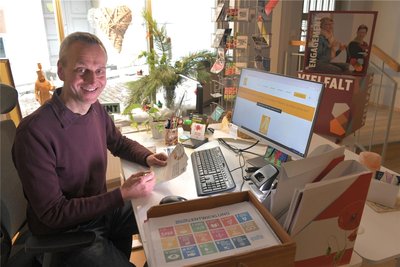Christian Möls im Büro des Vereins Freiberger Agenda 21 in der Kaufhausgasse am Freiberger Obermarkt. Er ist für die Servicestelle „Bildung für nachhaltige Entwicklung“ tätig.
