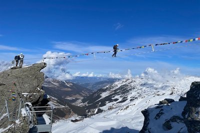 Der Winterklettersteig in Hochfügen hat links eine extra Fotokanzel, von wo aus man die 28 Meter Seilbrücke fotografieren kann.