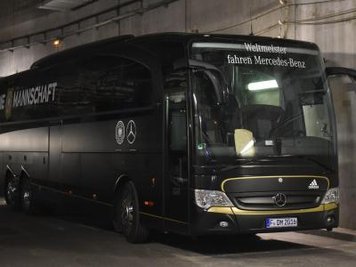 Der deutsche Mannschaftsbus im Parkdeck des Stade de Fance in Paris.