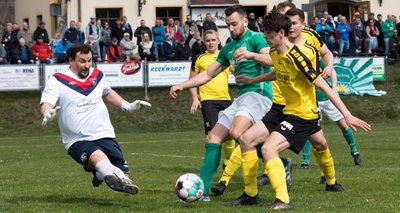 Mit vereinten Kräften: BSC-Keeper Martin Heydel und der junge Lucas René Hanitsch (r.) stoppen hier Lichtenbergs Danny Kluge. Die Lichtenberger konnten im Derby gegen Freiberg nur in den Anfangsminuten für etwas Verwirrung in den Abwehrreihen der Gäste sorgen. Danach bestimmte der BSC das Duell am Trassenweg klar und setzte sich am Ende verdient mit 3:0 durch. 