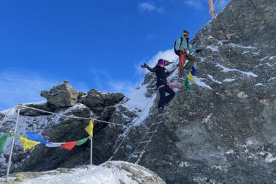 Seilbrücken gibt es mehrere entlang des Winterklettersteigs. Die letzte führt direkt auf den Gipfen des Pfaffenbichl.