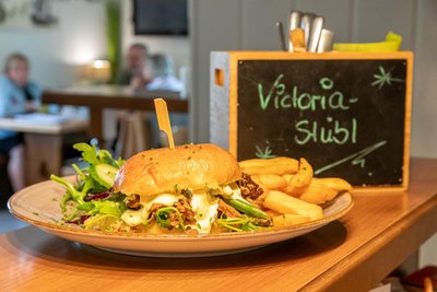 Der Stübl-Burger Pulled Pork mit Spargel ist eine Eigenkreation von Mike Gläser.