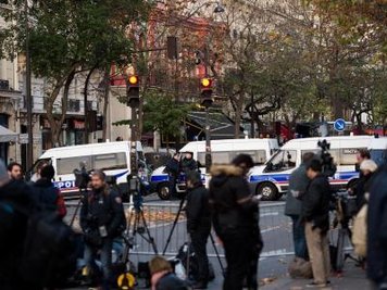Journalisten vor dem Bataclan-Theater in Paris: Hier starben die meisten der Terroropfer.