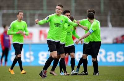 Die CFC-Fußballer jubeln nach dem 2:0-Sieg in Erfurt. Am heutigen Gründonnerstag werden die Kicker erneut in Grün auflaufen.